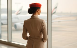 hotesse-emirates-uniforme-terminal-avions