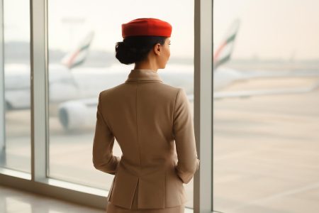 hotesse-emirates-uniforme-terminal-avions